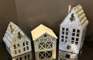 lot 500 image: Festive Metal Decor