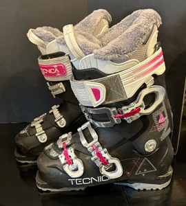 lot 514 image: Solomon, Lange and Technica Ski Boots