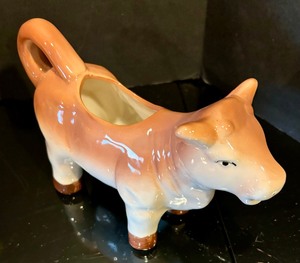 lot 516 image: Trio of Vintage Cow Creamer Pitchers