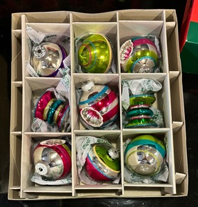lot 522 image: Festive Christopher Radko Retro Inspried Shiny Brite Ornaments