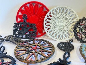 lot 537 image: Various Vintage Metal Trivets