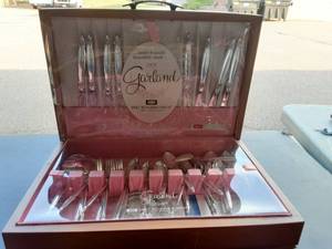 lot 20 image: Rogers Bros. Silver Plate Flatware With Chest