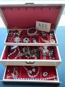 lot 22 image: Vintage Grandmas Jewelry Box With Contents & Key
