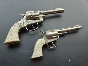 lot 34 image: Vintage Hubley Rodeo & Texan Jr. Cap Guns