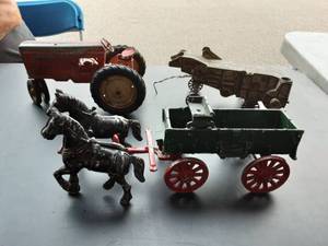 lot 35 image: Vintage McCormick Deering Cast Iron Threshing Machine, Tru-Scale Metal, Tractor, Metal Horses & Buggy
