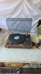 Realistic Lab-400 automatic turntab...