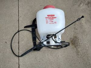 lot 2 image: 4 Gallon Backpack Sprayer