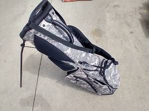 lot 15 image: Really Nice TaylorMade Golf Bag