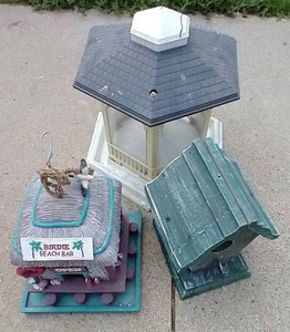 lot 30 image: Bird House & Bird Feeder Lot