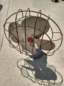 lot 44 image: Vintage Handybreeze Metal Fan