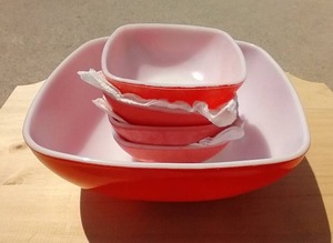 lot 51 image: Pyrex Salad Bowl & 4 Small Bowls