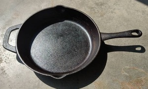 lot 105 image: 10 Cast Iron Skillet
