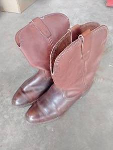 lot 112 image: Nice Biltrite Leather Boots