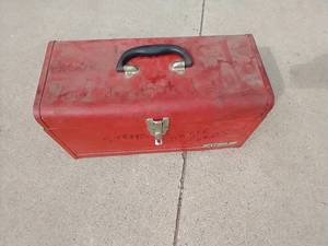 lot 119 image: Tool Box With Straps and Bungee Cords
