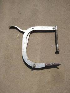 lot 134 image: Vintage Owatonna C-Style Valve Spring Compressor