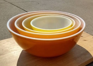 lot 145 image: Vintage Pyrex Nesting Bowl Set