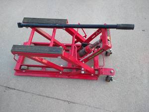 lot 172 image: Torin Big Red MotorcycleATV Jack