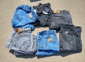 lot 194 image: (6) Vintage Pairs of Jeans - Levis, Guess, Etc.