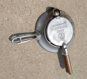 lot 221 image: Vintage NordicWare Krumkake Iron
