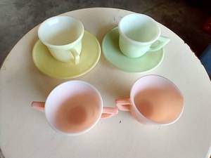 lot 243 image: Tiny Vintage Tea Set - Cream & Sugar  2 TeacupsSaucers