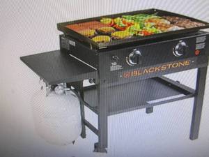 lot 4 image: Blackstone 28 34,000 BTU Griddle Cooking Station