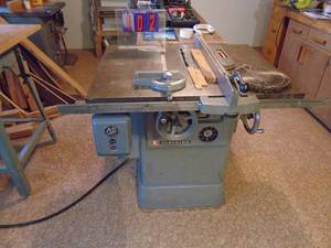 lot 102 image: Clausing table saw. 220 v 3 ph with miter, fence, insert blades & 6 x 2 outfeed table. Good working unit. As shown.