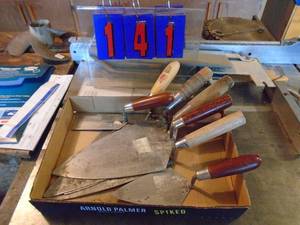 lot 141 image: Flat of trowels. As shown.