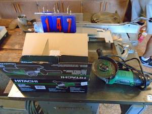 lot 147 image: Hitachi 4 12 angle grinder. Very little use. As shown.