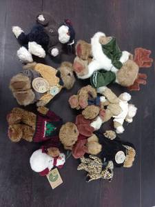 lot 49 image: Collection of Boyd Bears