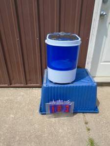 Manual hoiserycamping washing machine. As shown.