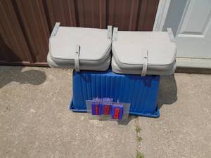 Qty of 2 folding swivel boat seats. Look like new. As shown.