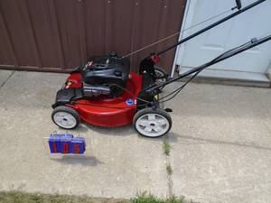 Troy Bilt self propelled. Lightly used. Tested & works. As shown. THIS ITEM HAS A RESERVE.
