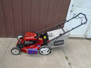 Toro self propelled recycler with bag. Tested & works. As shown. THIS ITEM HAS A RESERVE.