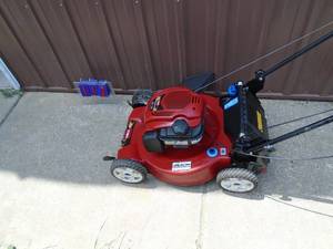 Toro personal pace self propelled mower. Tested & works. As shown. THIS ITEM HAS A RESERVE.