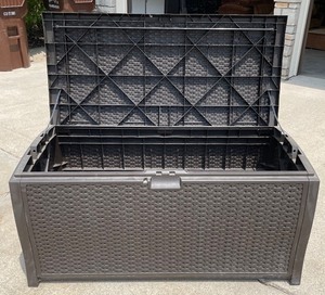 lot 103 image: Suncast Plastic Outdoor Storage Chest
