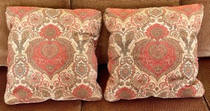 lot 109 image: 4 Pretty Accent Pillows