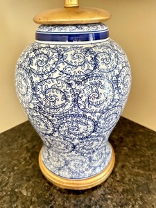 lot 12 image: Decorative Blue and White Ceramic Table Lamp