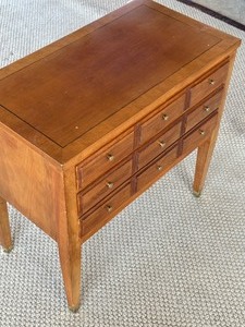 lot 17 image: Ethan Allen Petite Accent Table