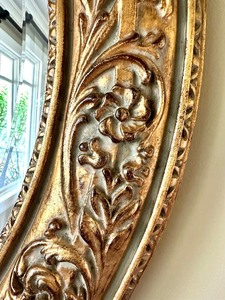 lot 19 image: Elegant Circular Gilded Wall Mirror