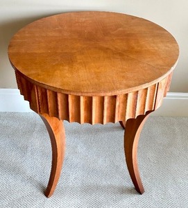 lot 30 image: Ethan Allen Fluted- Edge Round Side Table
