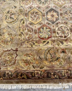 lot 14A image: Beautiful Area Rug