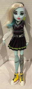 lot 144 image: 5 Monster High Dolls including Monster High Laguna Blue Doll & Cleo De Nile