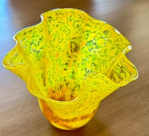 lot 56 image: Yellow Art Glass Vase