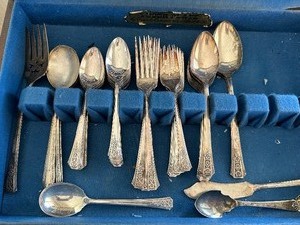 lot 175 image: Variety of Vintage Flatware