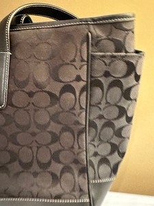 lot 164 image: Large Coach Handbag