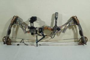 lot 14 image: Hoyt Trykon XT 500 RH Compound Bow - 60#28.5