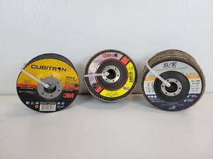 lot 142 image: Lot of 4-12 Flap Discs and Grinding Wheels