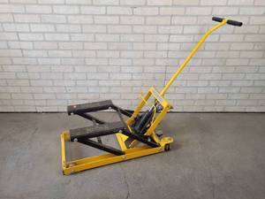 lot 32 image: Central Hydraulics ATV Lift - 1500# Capacity - Lifts up to 16 - NO SHIPPING