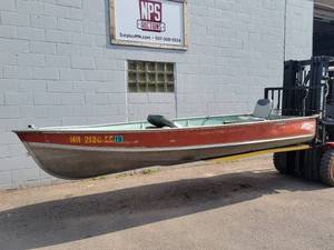 lot 21 image: 14 LUND Aluminum Fishing Boat - NO SHIPPING