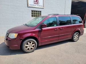 lot 14 image: 2008 Chrysler Town & Country Van - Starts, Runs and Drives - SEE VIDEO